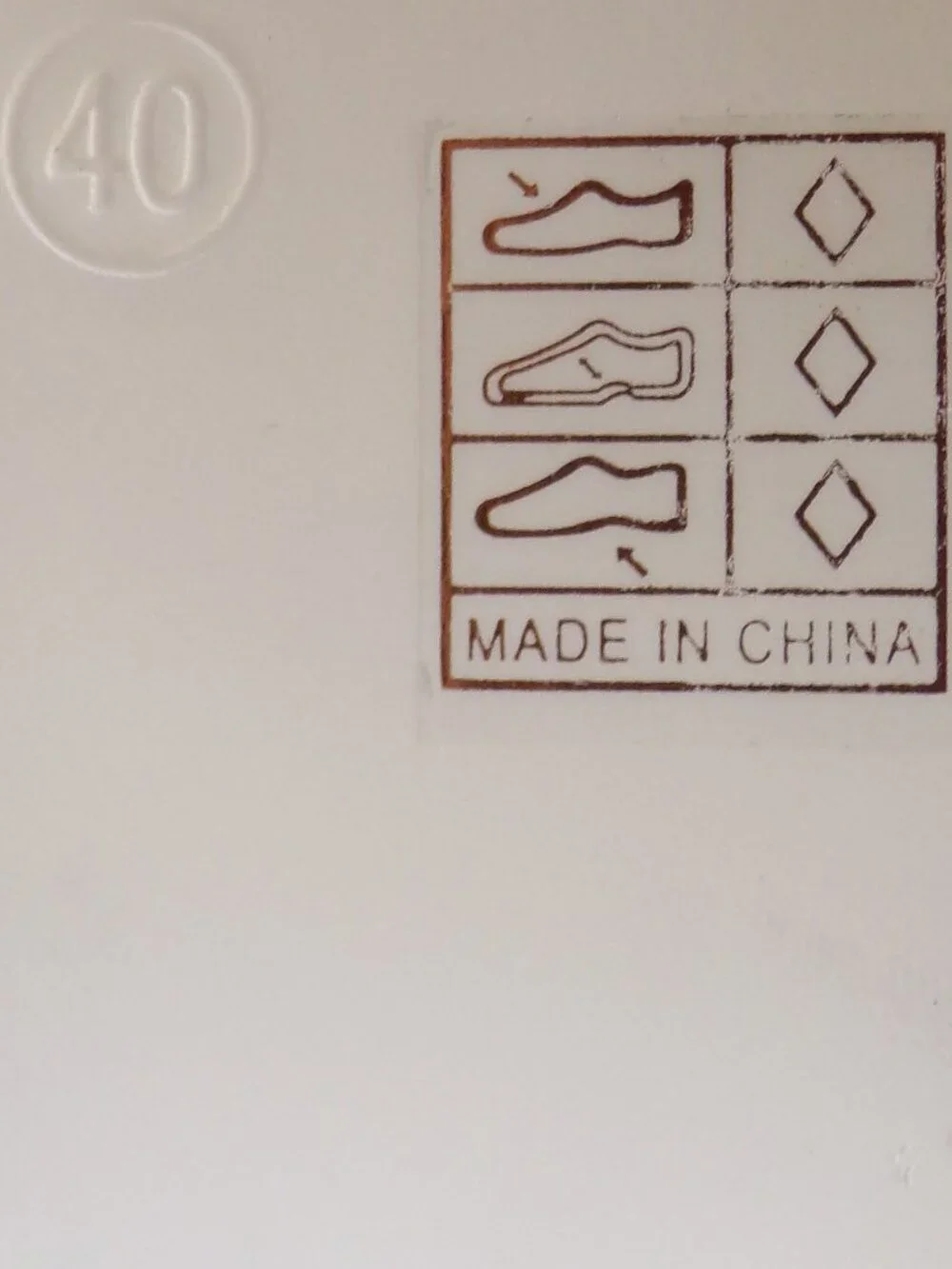 XIN HAO size 9.5 (?) white mid-heel 2-strap platform sandals all synth. mat.